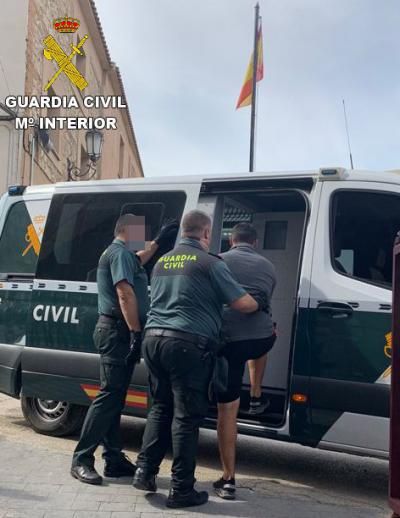 Cuatro detenidos minutos después de robar en una bodega