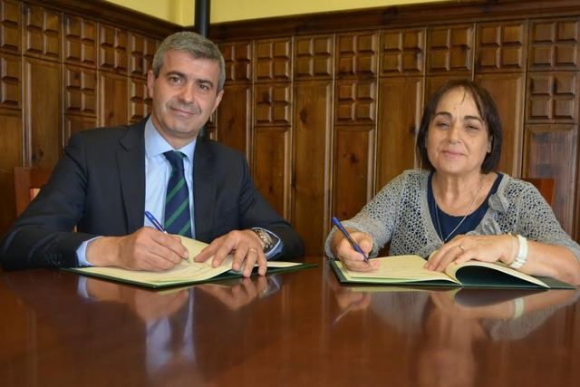 Álvaro Gutiérrez junto a Concepción García durante la firma del convenio.