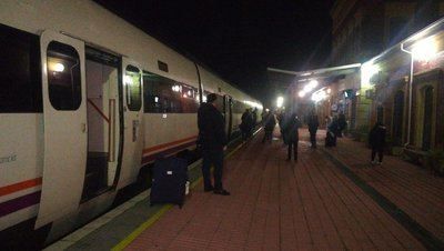 VÍDEO | El tren Extremadura-Madrid deja tirados a más de 160 pasajeros de noche y en mitad del campo