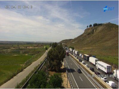 Reabre la A-4 tras el choque entre un camión, una grúa y un coche