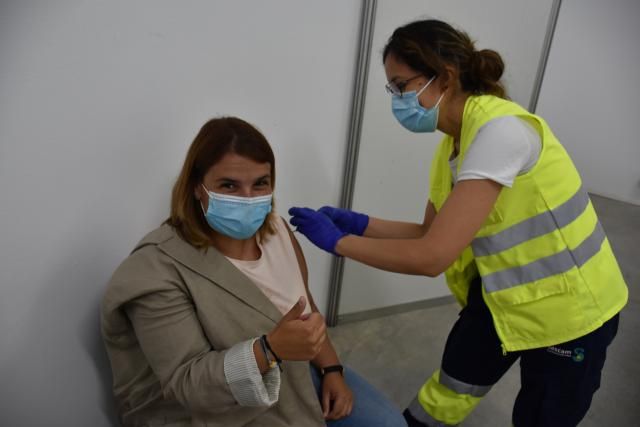 La alcaldesa de Talavera, Tita García, se vacuna contra la Covid-19