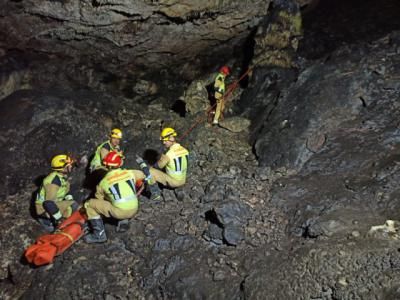 Rescatan a una mujer tras caer en la Cueva de la Judía de Las Valeras