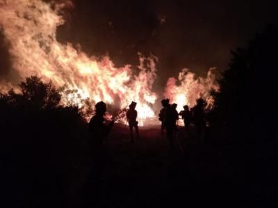 Un avión anfibio de Talavera y la BRIF de La Iglesuela luchan contra el fuego en El Tiemblo