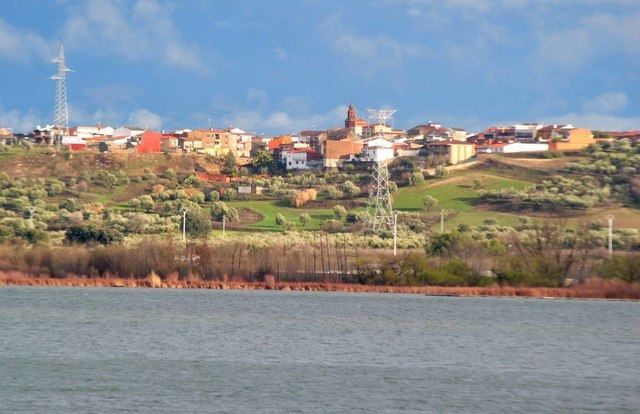 Sanidad prohíbe el baño en el embalse de Cazalegas