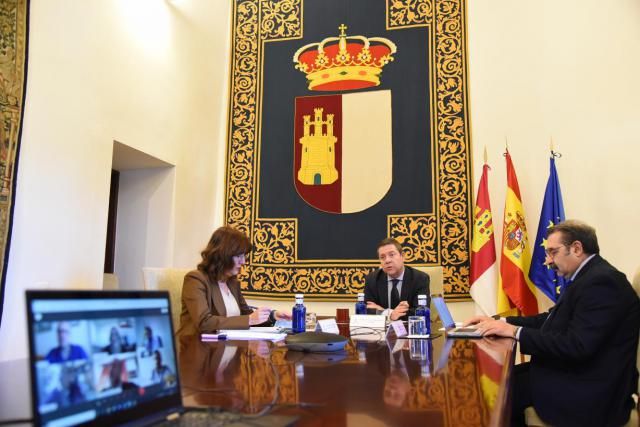 El presidente con los consejeros de Sanidad y la Portavoz