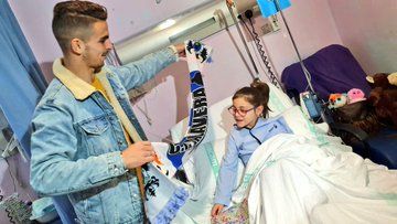 Jugadores del CF Talavera visitan a los niños del Área de Pediatría del Hospital (fotos)