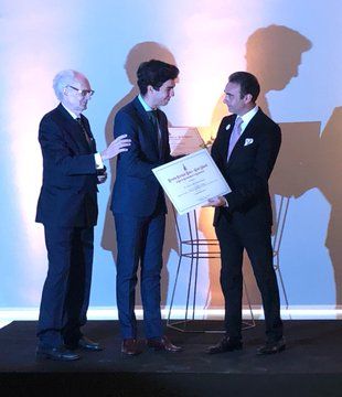 Tomás Rufo recoge su premio de manos de Enrique Ponce