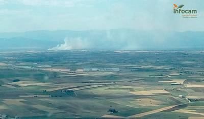 Los bomberos forestales trabajan para extinguir dos nuevos incendios en Escalona