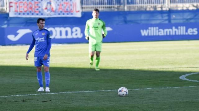 Javi se dispone a sacar una falta en el partido ante el Las Palmas