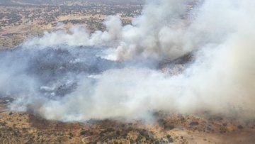 VÍDEO | Diez medios aéreos y 9 terrestres trabajan en un incendio en La Estrella