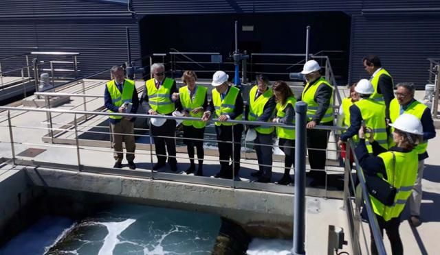 La ministra Isabel García Tejerina en la desaladora de Torrevieja (Alicante) 