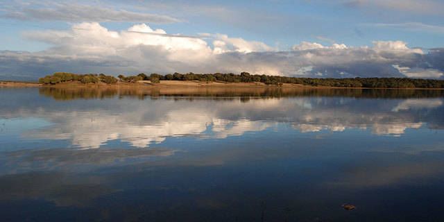 Muere un hombre mientras pescaba en el embalse de Navalcán