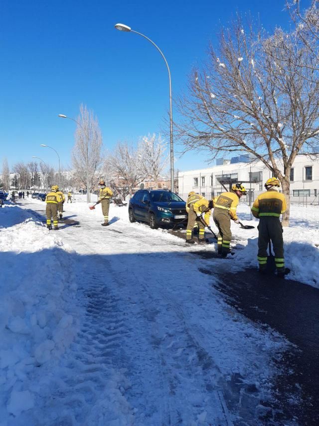 TOLEDO | La BRIF de La Iglesuela trabajan en la retirada de la nieve