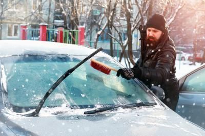 CONSEJOS | ¿Cómo quitar el hielo del parabrisas de tu coche?