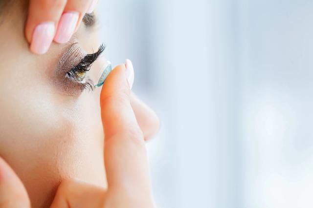 Retiran del mercado un conocido líquido de lentillas