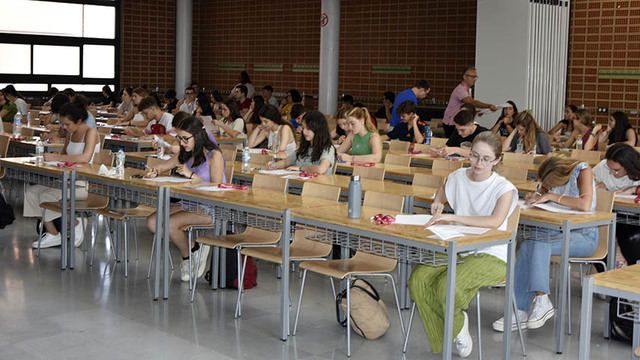 Alumnos realizando una prueba en la convocatoria extraordinaria.