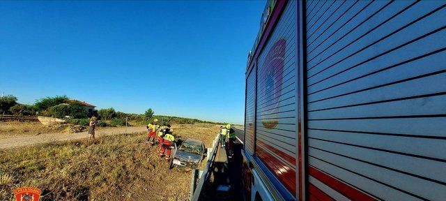 Salida de vía de turismo en el km 83 de la A-5.