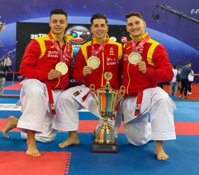 El talaverano Alejandro Manzana conquista la plata mundial en kata por equipos