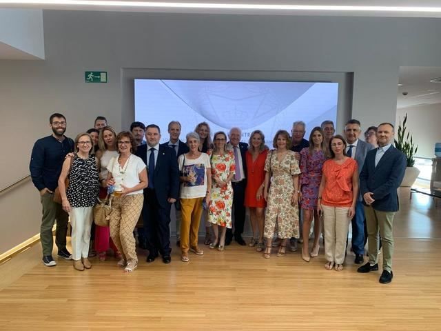 En la imagen, la directora general de Atención Primaria del SESCAM, Mª Ángeles Martín Octavio, junto a los equipos de enfermería que han recibido este galardón y los equipos directivos de la Gerencia de Atención Primaria de Toledo y de la Gerencia de Atención Integrada de Cuenca.