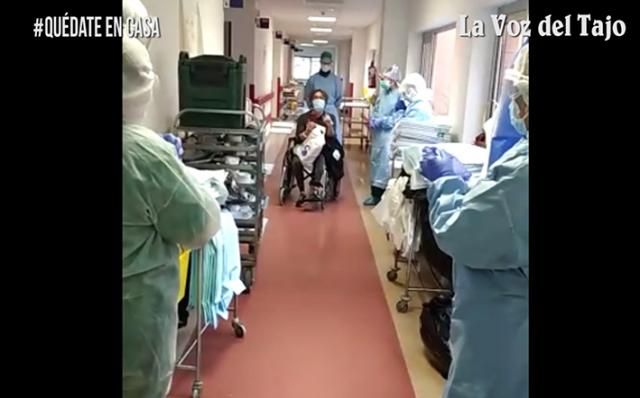 VIDEO | El emotivo agradecimiento de un paciente que recibe el alta en Talavera