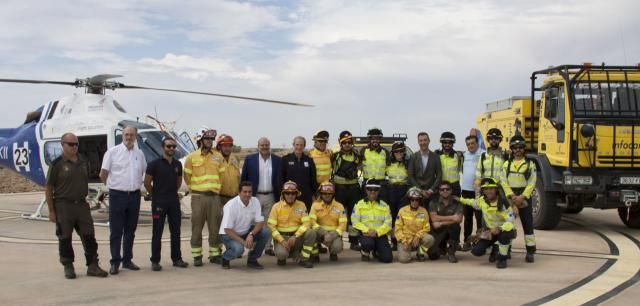 Trabajadores y autoridades.