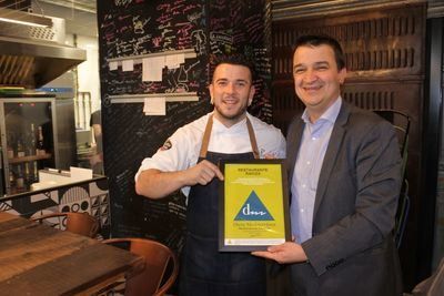 Carlos Maldonado consigue para su restaurante 'Raíces' el certificado de la Fundación Dieta Mediterránea