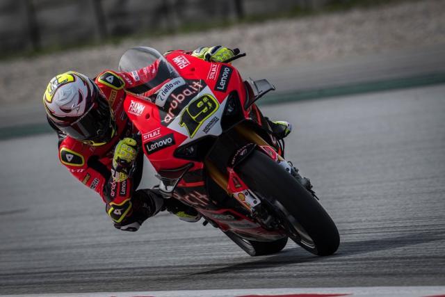 Álvaro Bautista, encantado con su moto en los test de Barcelona