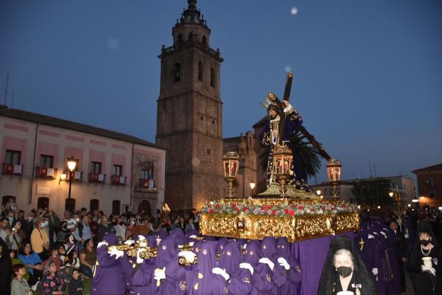 Solemnidad, sobriedad y recogimiento protagonizan la procesión del Santo Entierro