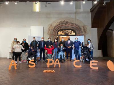 Inaugurada la exposición fotográfica organizada por APACE Talavera