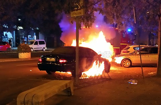 MÁS VIDEOS | Así ha ardido el vehículo en una avenida de Talavera