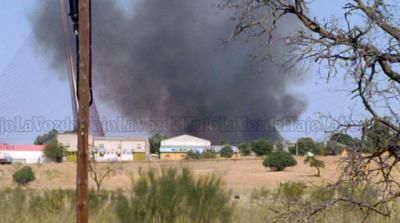 VIDEO | Un incendio junto al Puente de CLM en Talavera deja una enorme columna de humo