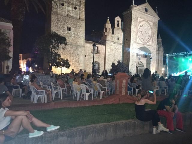 La Plaza del Pan vibra con los conciertos gratuitos de 'Talavera, un verano, un destino'