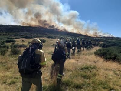 Un incendio forestal mantiene en alerta a los vecinos de la Sierra de Gredos