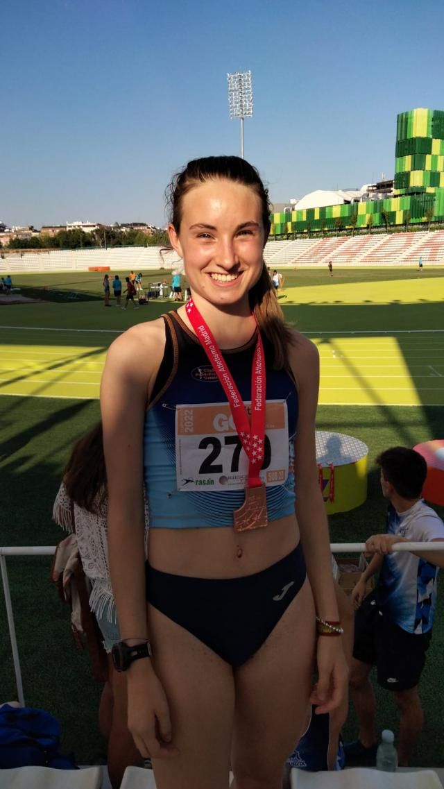 Paula Urban con su medalla de bronce en el Campeonato Sub20 de la Comunidad de Madrid | Foto: twitter @DeporteGetafe