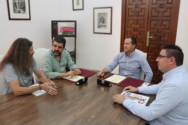 La Asociación de Hostelería firma un convenio para la Feria de Agosto