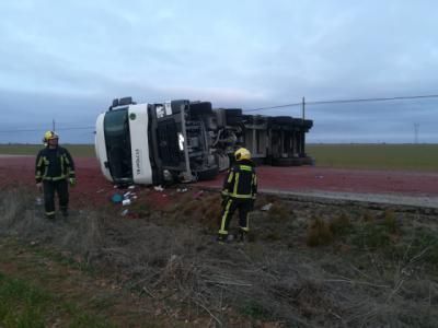 Vuelca un tráiler en Villanueva de la Jara