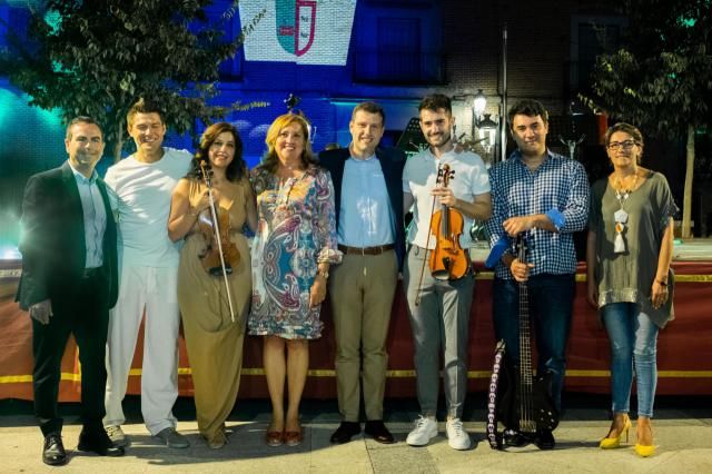 La consejera en el acto de apoyo al músico toledano.