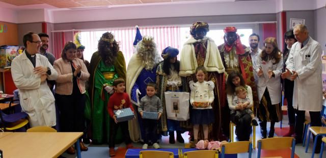 Los Reyes Magos visitan el Hospital, el ‘CADIG’ y la Residencia de Mayores 