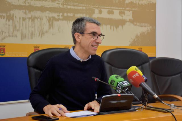 El PSOE denuncia que mientras el alcalde 'se sube el sueldo', los presupuestos traen 'recortes a la ciudadanía'