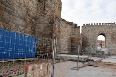 Antes de otoño finalizarán las obras de recuperación de la muralla de 'El Charcón'