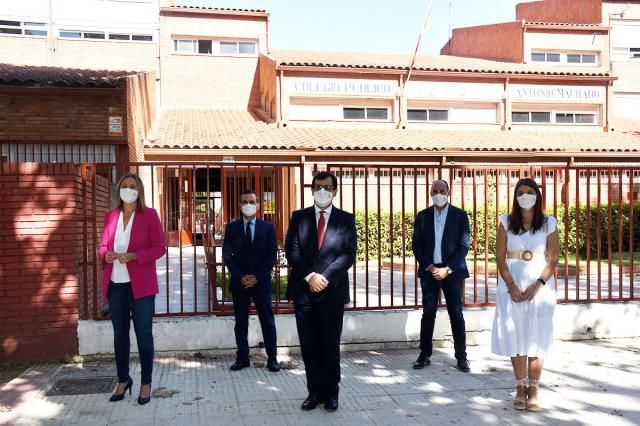 Montse Muro y Jesús Úbeda en una colegio de Talavera esta misma mañana