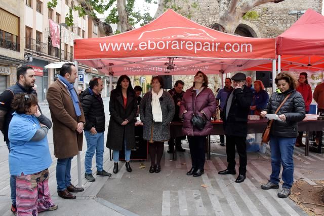 Cortadores solidarios de jamón de la Cámara de Comercio el bar El Emblema