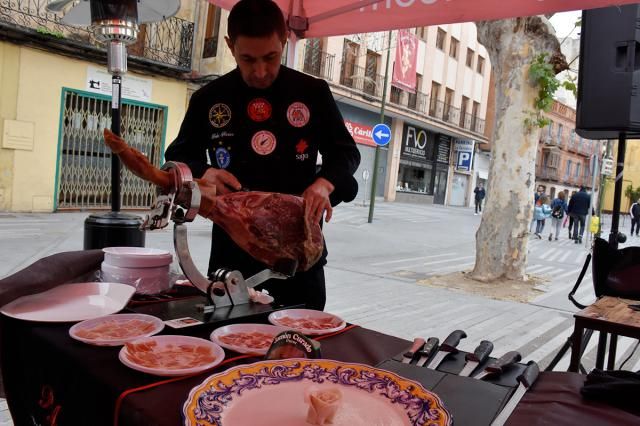 Cortadores solidarios de jamón de la Cámara de Comercio el bar El Emblema