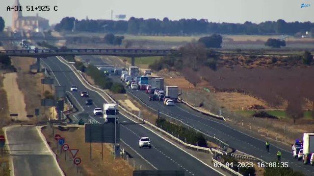 El reventón de una rueda, posible causa del vuelco en La Gineta del autobús en el que viajaban 25 menores