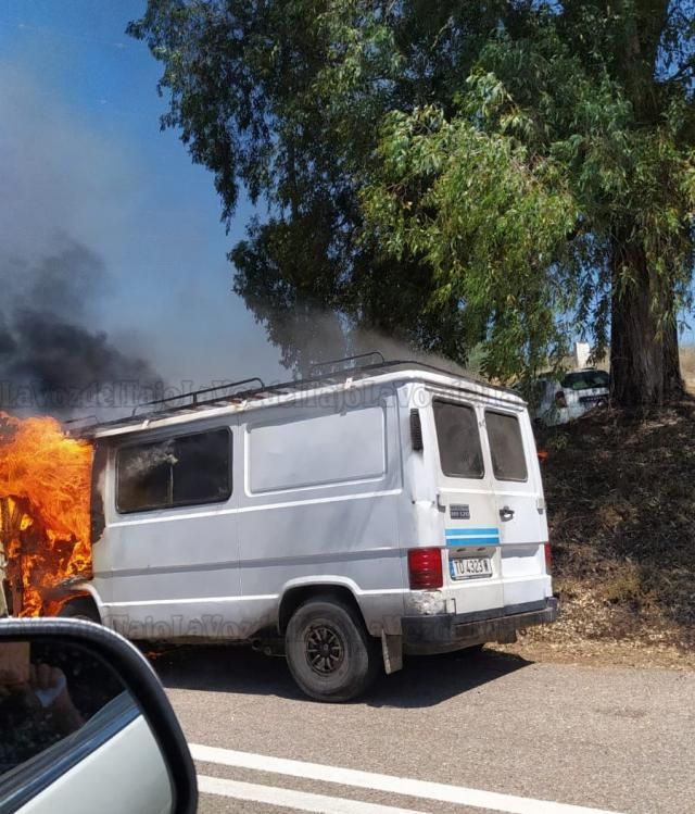 Sale ardiendo el motor de una furgoneta en la carretera de Mejorada