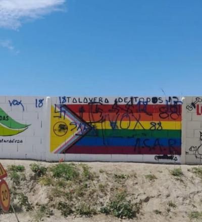 Pintadas con símbolos nazis y de VOX en el mural LGTBI de Talavera