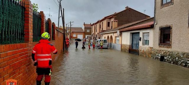 Rescatan a 2 menores atrapados por el agua en una vivienda en Cebolla