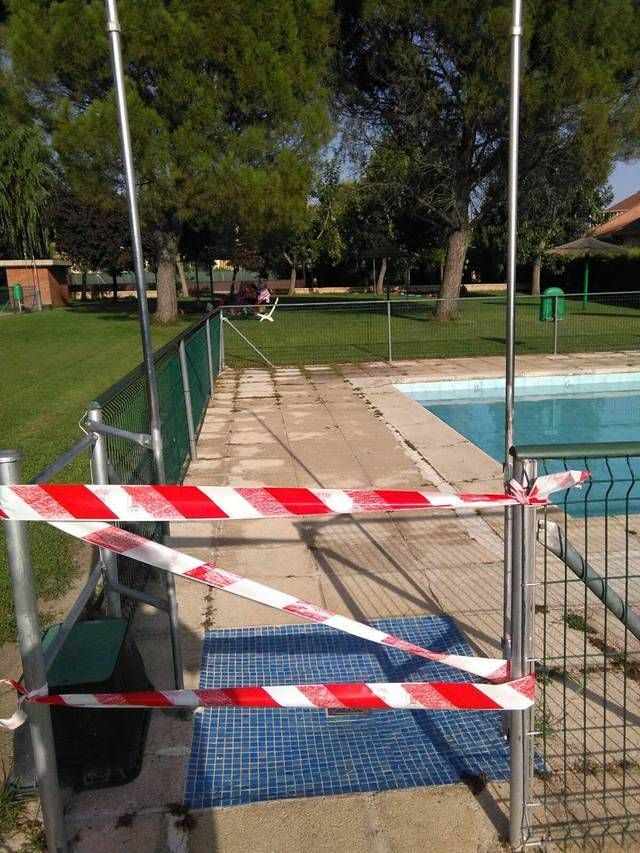 Cerrada la piscina de Gamonal, han aparecido gusanos en el agua