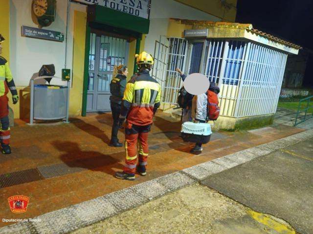 Increíble rescate: Dos personas y un perro, encerrados en la estación de tren de Oropesa