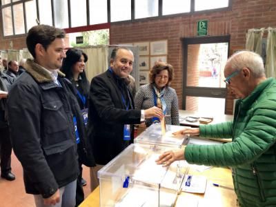 Los candidatos talaveranos del PP madrugan para votar